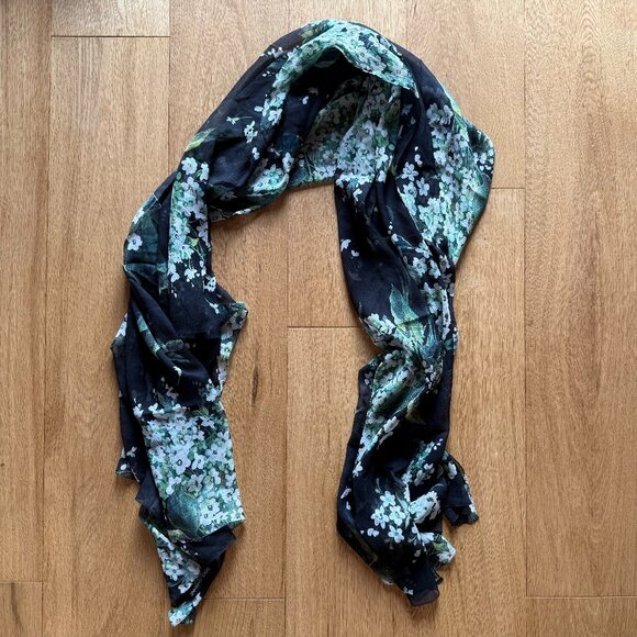 Beautiful and flowing large silk Dolce & Gabbana scarf!  NWOT - Picture 1 of 11